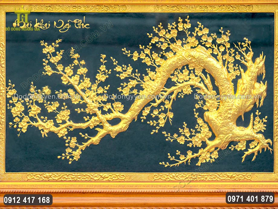 Nổi bật tr&ecirc;n nền tranh sơn đen, họa tiết hoa văn được mạ v&agrave;ng 24K sang trọng